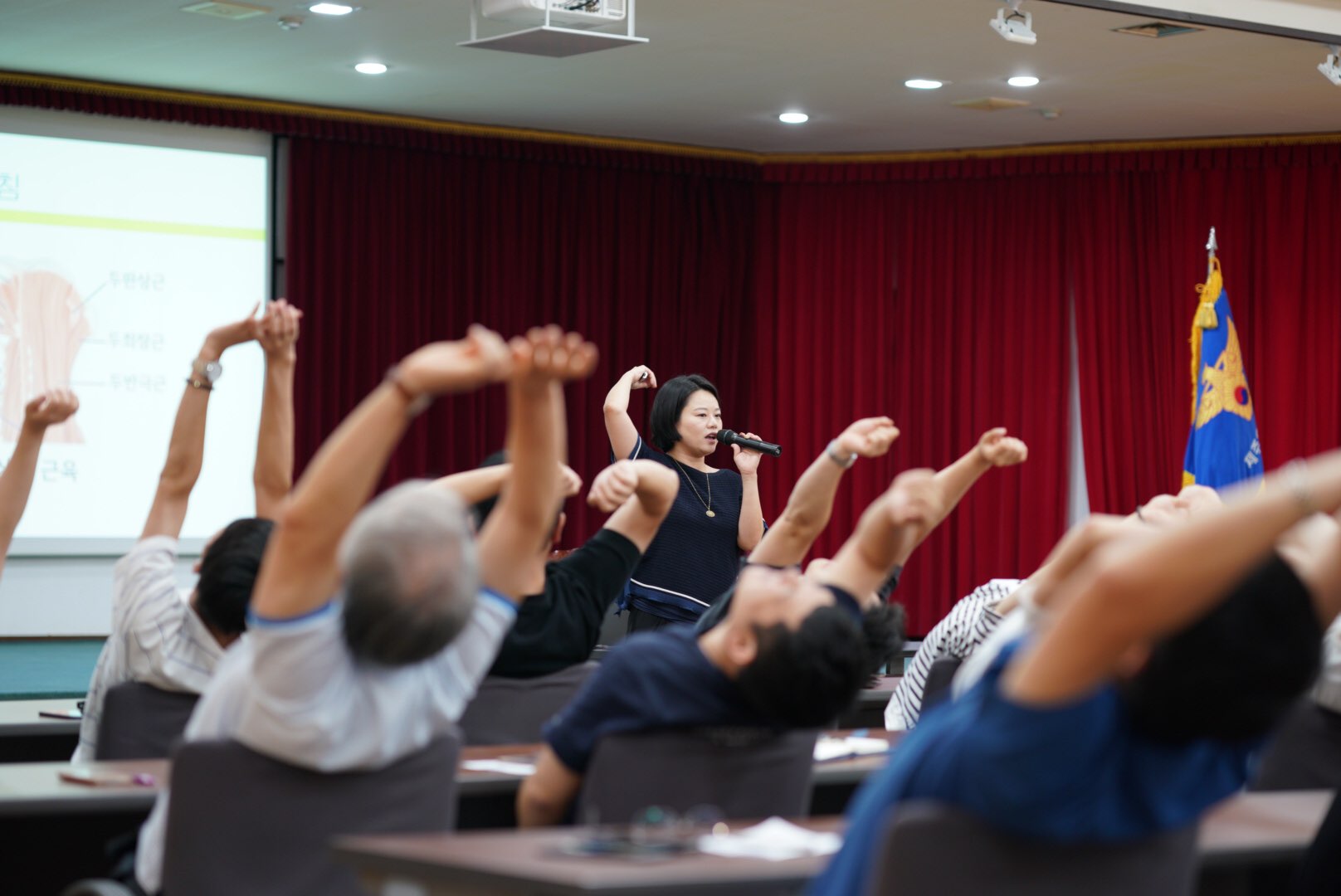 하루 5초, 굽은 몸을 펴는 만세 스트레칭 제주 화북 한의원